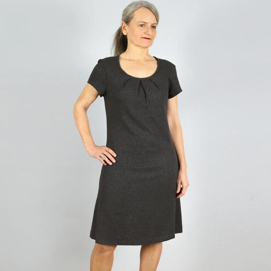 FRAU AMELAND • Kleid mit Falten am Ausschnitt / Papierschnitt