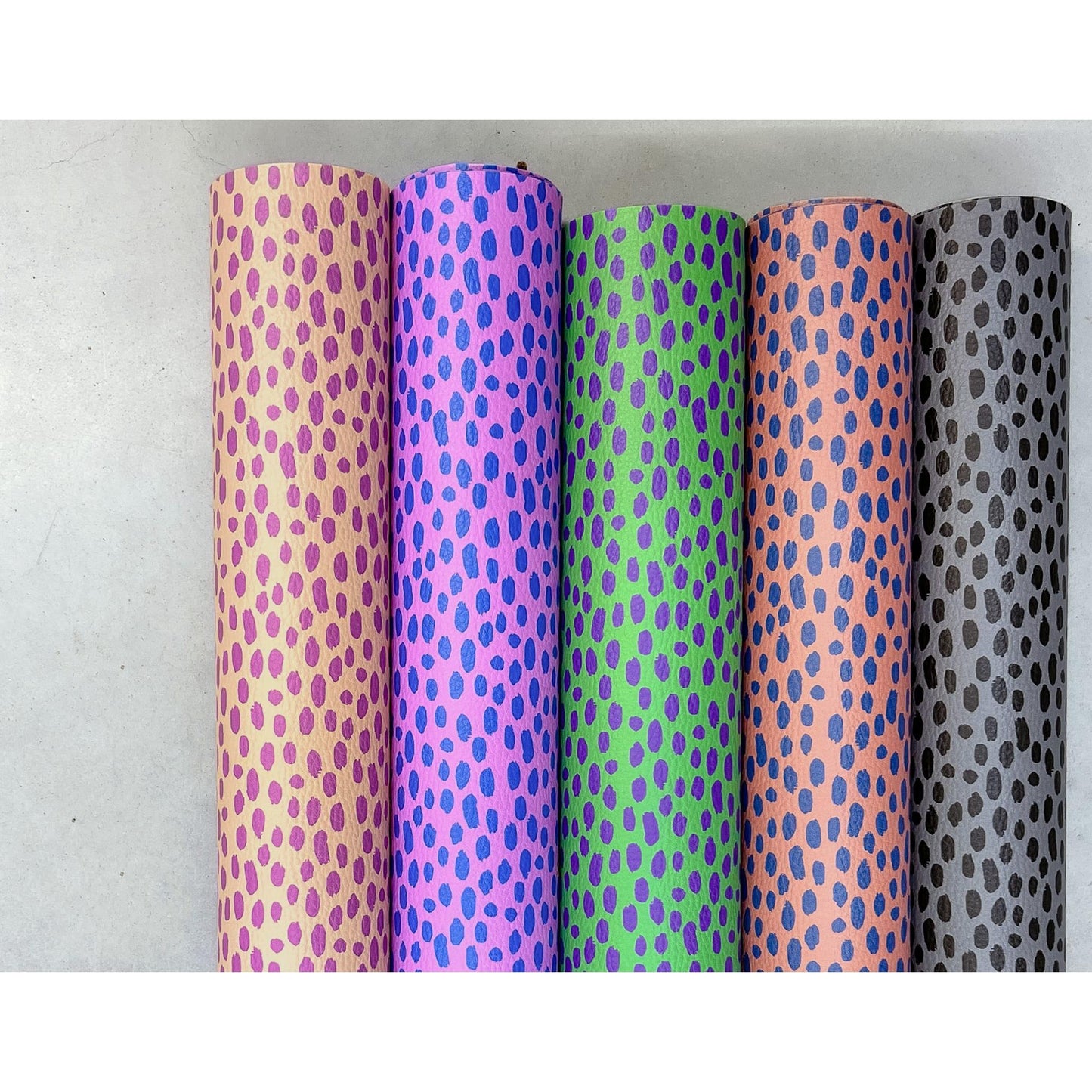 Kunstleder „Brush & Wild Dots“ by Cherry Picking mit modernem handgemaltem Tupfendesign in verschiedenen Farbvarianten – perfekt für Taschen, Accessoires und Wohnprojekte.