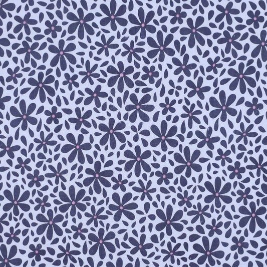 Hellblauer Musselin mit dunkelblauem Blumenmuster aus 100 % Baumwolle für sommerliche Nähprojekte.