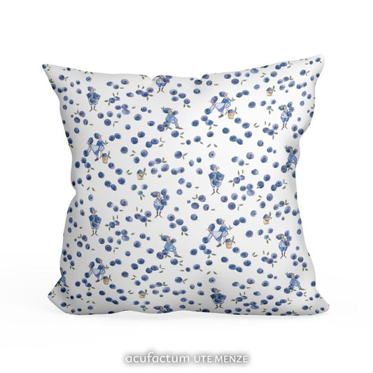 Baumwollstoff mit Blaubeeren und Wichteln in blau auf hellem Hintergrund für Kinderkleidung und Deko