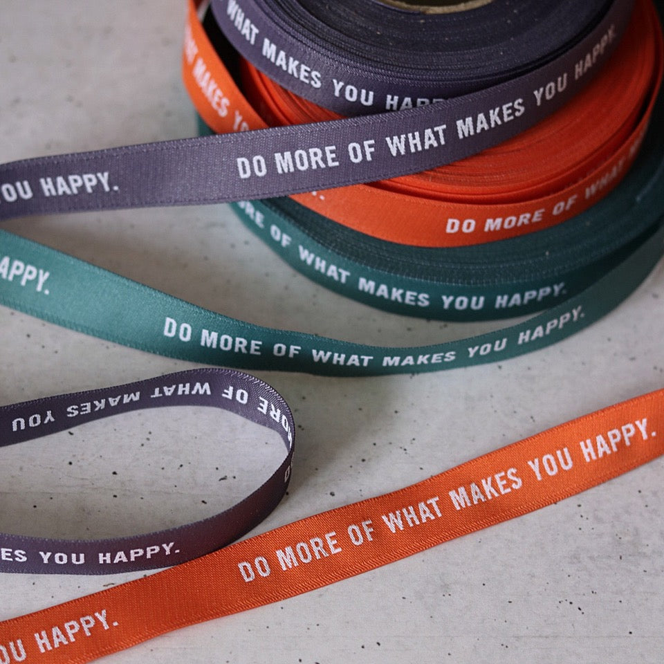 Satinband „Do more of what makes you happy“ – von Prülla #mehretikette