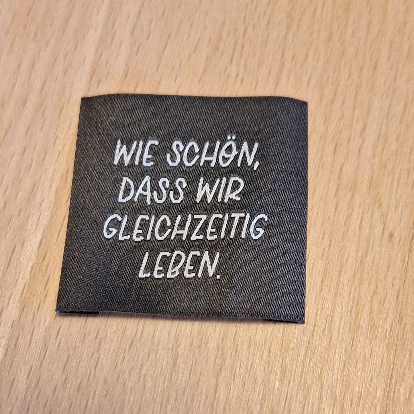 Wie schön das wir gleichzeitig leben, Weblabel 4x4cm