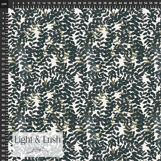 Viskosestoff mit grünem Blättermuster auf hellem Grund von Light and Lush