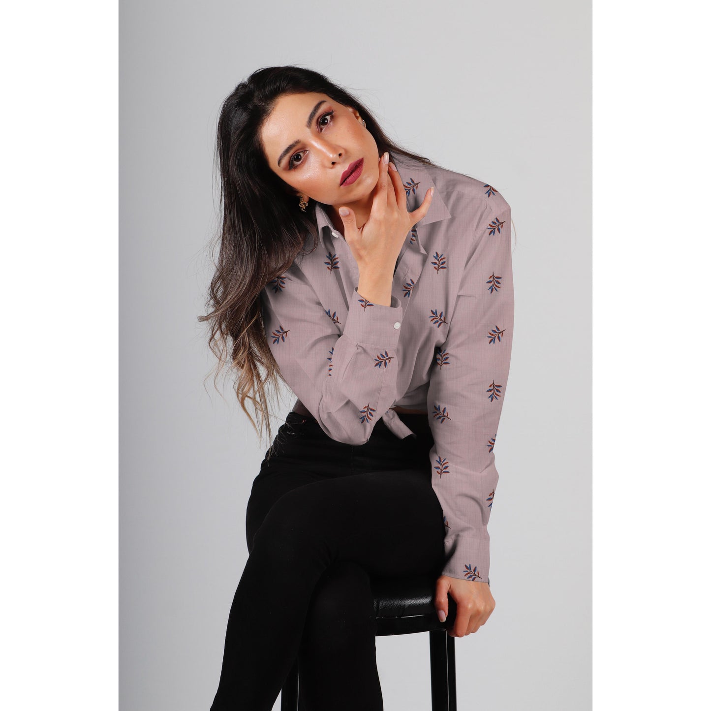 Musselin  bestickt mit  Blättern - lila