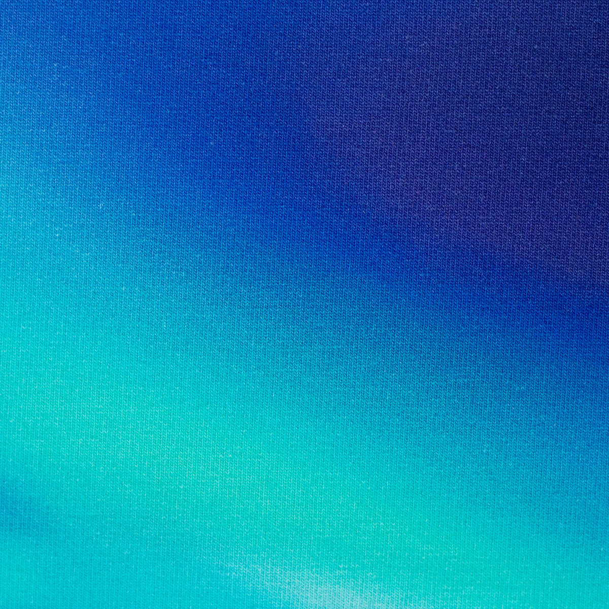 Blauer Swafing Softsweat On The Rocks by Thorsten Berger mit abstraktem Polarlicht-Muster in Blau, Türkis, Grün und Violett