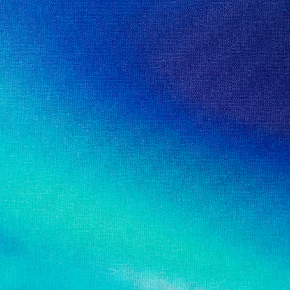 Blauer Swafing Softsweat On The Rocks by Thorsten Berger mit abstraktem Polarlicht-Muster in Blau, Türkis, Grün und Violett