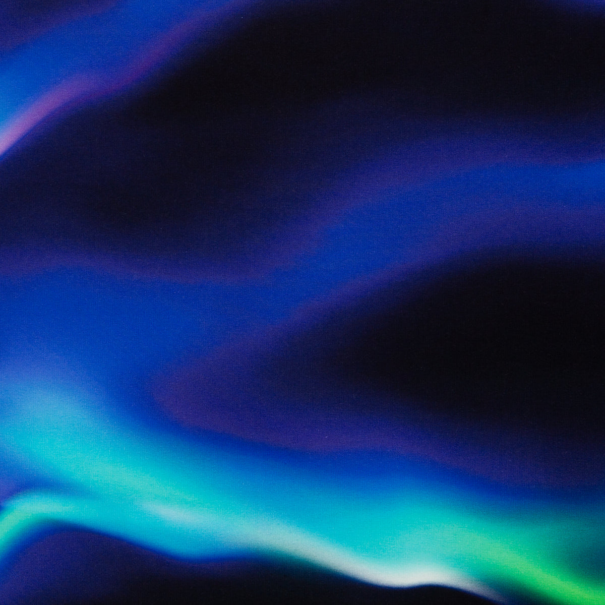Blauer Swafing Softsweat On The Rocks by Thorsten Berger mit abstraktem Polarlicht-Muster in Blau, Türkis, Grün und Violett