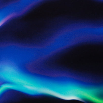 Blauer Swafing Softsweat On The Rocks by Thorsten Berger mit abstraktem Polarlicht-Muster in Blau, Türkis, Grün und Violett