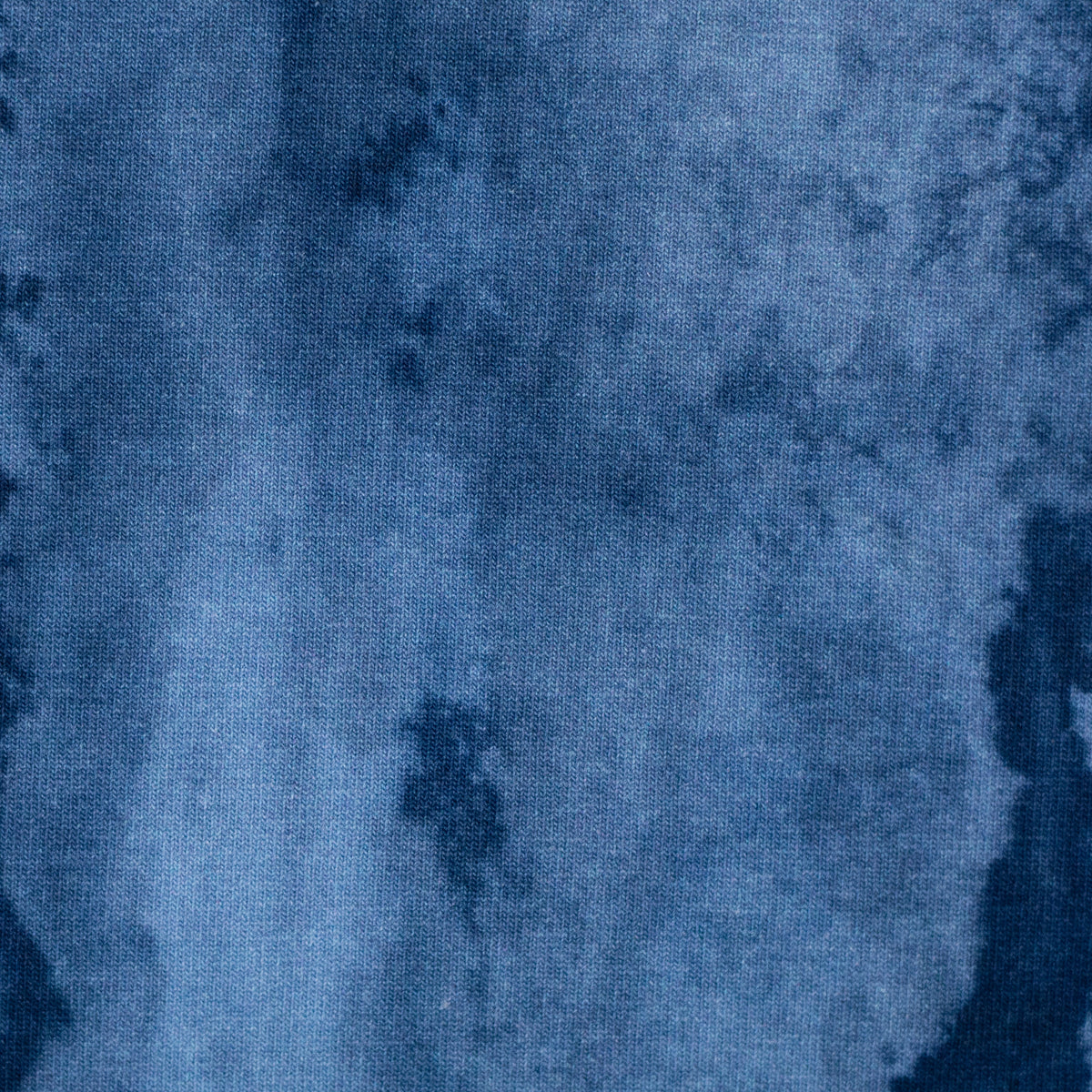 Blauer Swafing Softsweat On The Rocks by Thorsten Berger mit abstraktem Ton-in-Ton-Muster in Navy und verschiedenen Blautönen