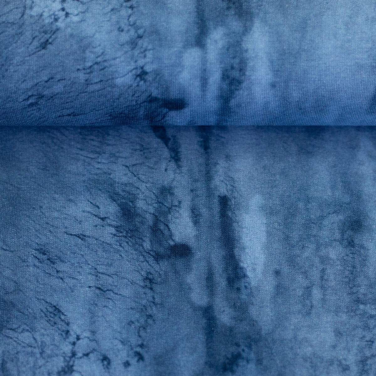 Blauer Swafing Softsweat On The Rocks by Thorsten Berger mit abstraktem Ton-in-Ton-Muster in Navy und verschiedenen Blautönen
