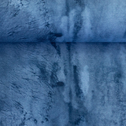 Blauer Swafing Softsweat On The Rocks by Thorsten Berger mit abstraktem Ton-in-Ton-Muster in Navy und verschiedenen Blautönen
