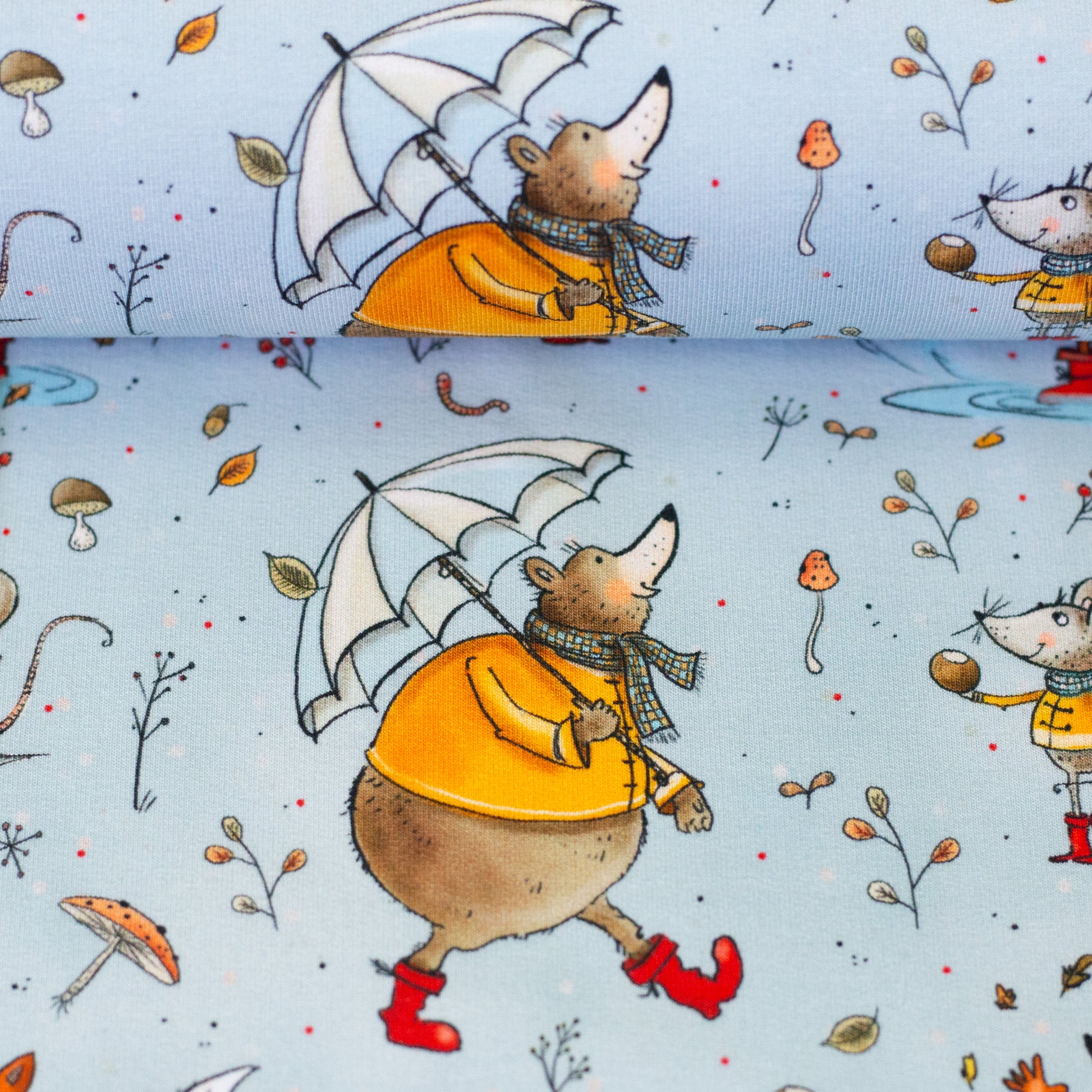Hellblauer Jersey Lenny mit Fuchs, Maus und Waldtieren in Regenjacken, Gummistiefeln und mit Regenschirm