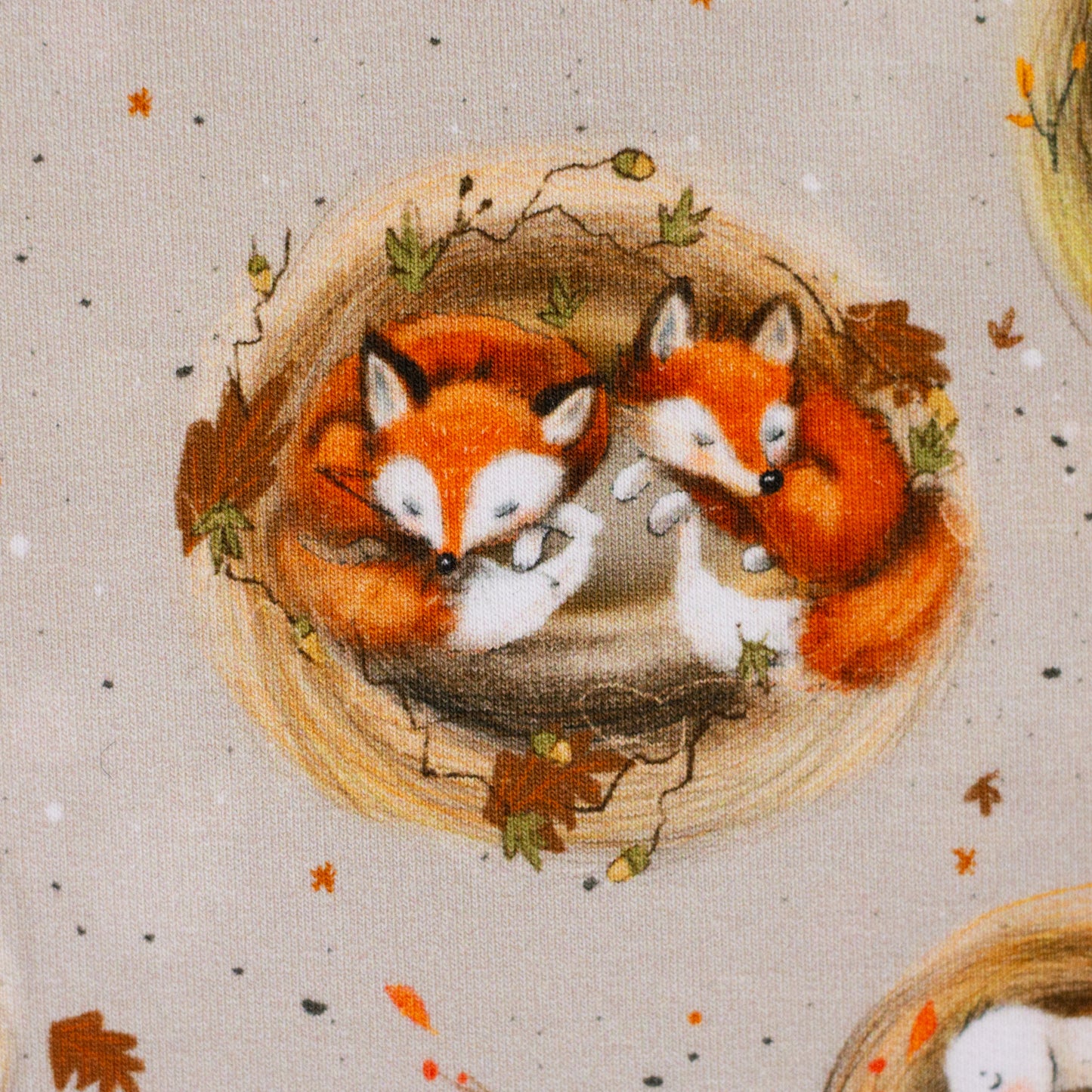 Heller Swafing French Terry Lenny mit schlafenden Waldtieren wie Fuchs, Reh, Hase, Igel, Eichhörnchen und Dachs in warmen Herbstfarben