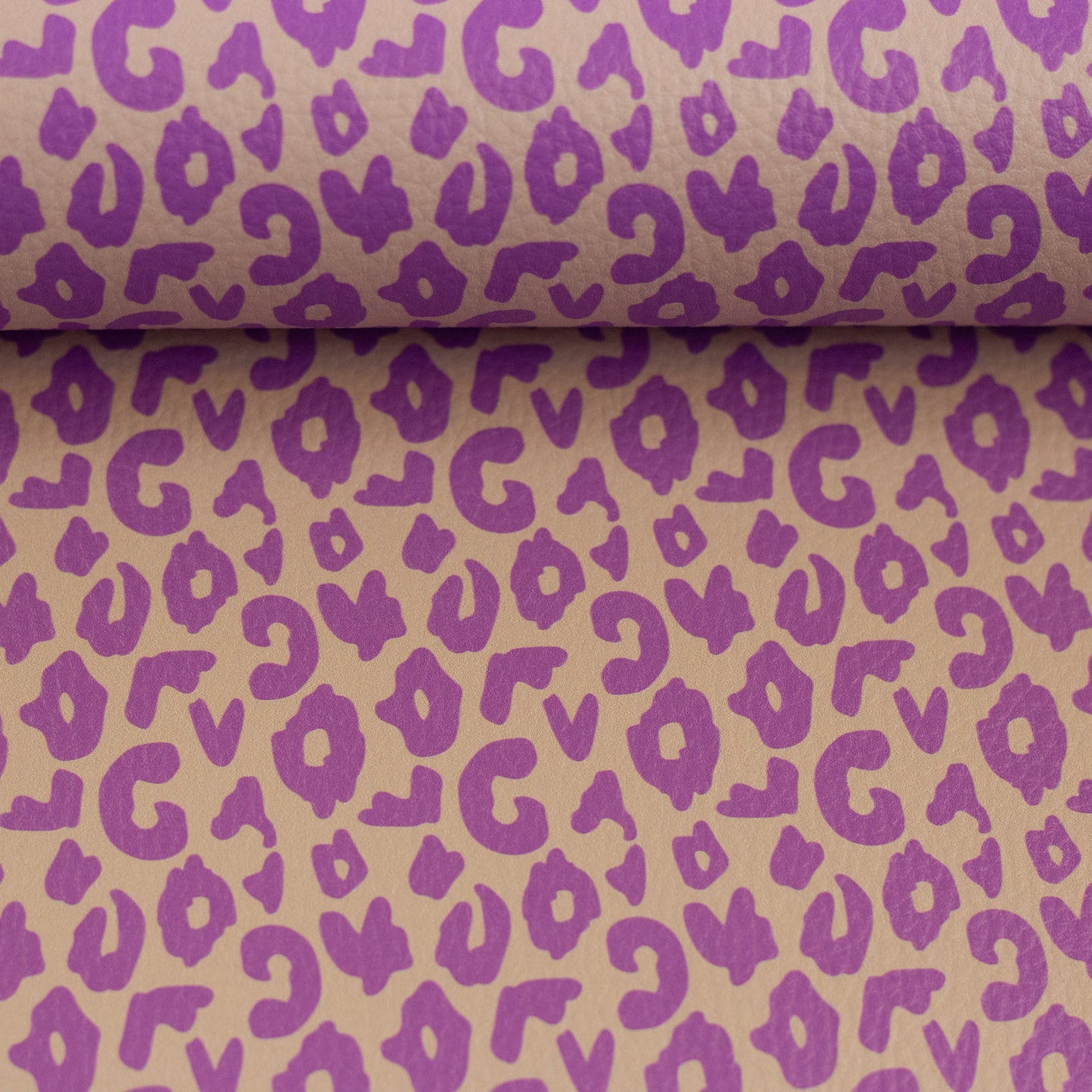 Hochwertiges Kunstleder „Brush & Wild Leo“ by Cherry Picking mit moderner Leo-Optik – ideal für Taschen, Accessoires und kreative Nähprojekte.