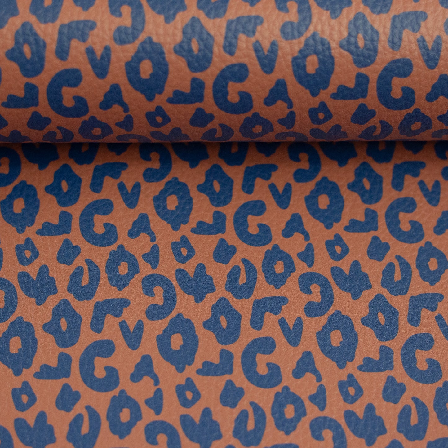 Hochwertiges Kunstleder „Brush & Wild Leo“ by Cherry Picking mit moderner Leo-Optik – ideal für Taschen, Accessoires und kreative Nähprojekte.
