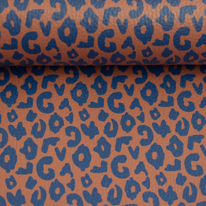 Hochwertiges Kunstleder „Brush & Wild Leo“ by Cherry Picking mit moderner Leo-Optik – ideal für Taschen, Accessoires und kreative Nähprojekte.
