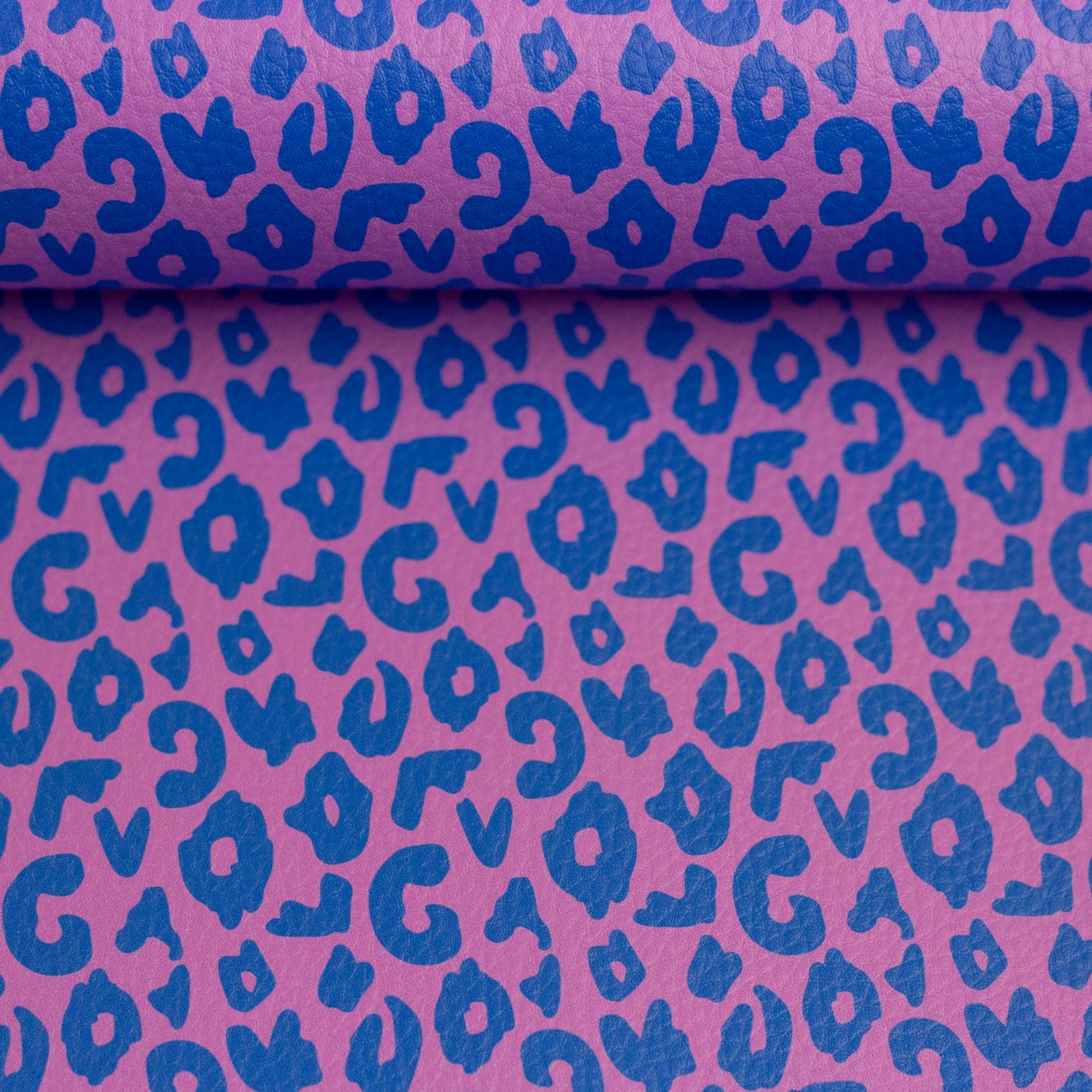 Hochwertiges Kunstleder „Brush & Wild Leo“ by Cherry Picking mit moderner Leo-Optik – ideal für Taschen, Accessoires und kreative Nähprojekte.