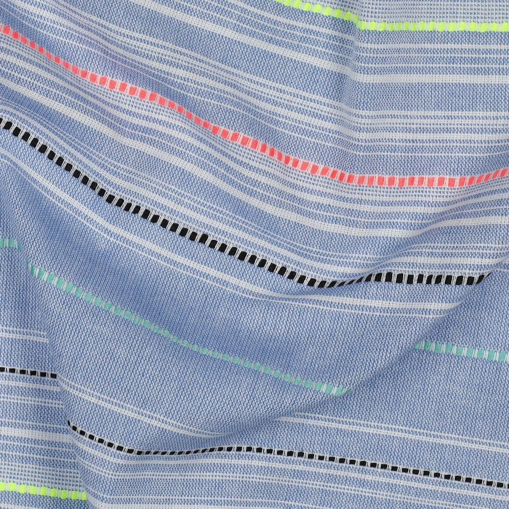 Leichte Baumwoll-Webware in Hellblau mit eingewebten Neonstreifen in Gelb, Koralle und Mint für sommerliche Kleidung und Accessoires.