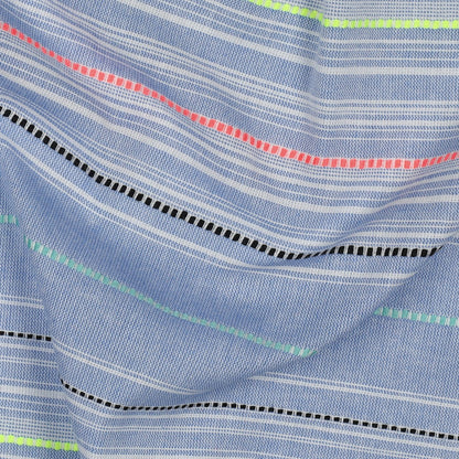 Leichte Baumwoll-Webware in Hellblau mit eingewebten Neonstreifen in Gelb, Koralle und Mint für sommerliche Kleidung und Accessoires.