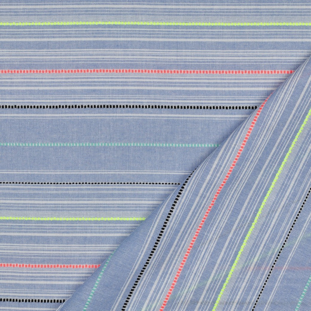 Leichte Baumwoll-Webware in Hellblau mit eingewebten Neonstreifen in Gelb, Koralle und Mint für sommerliche Kleidung und Accessoires.