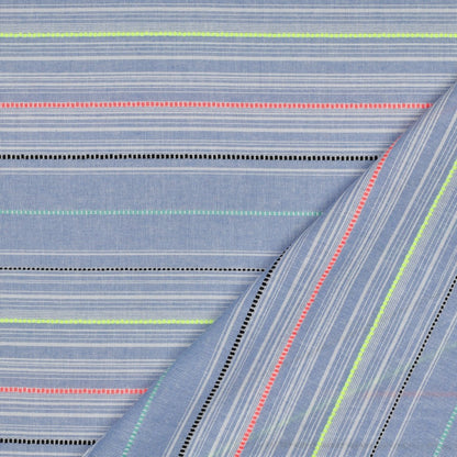 Leichte Baumwoll-Webware in Hellblau mit eingewebten Neonstreifen in Gelb, Koralle und Mint für sommerliche Kleidung und Accessoires.