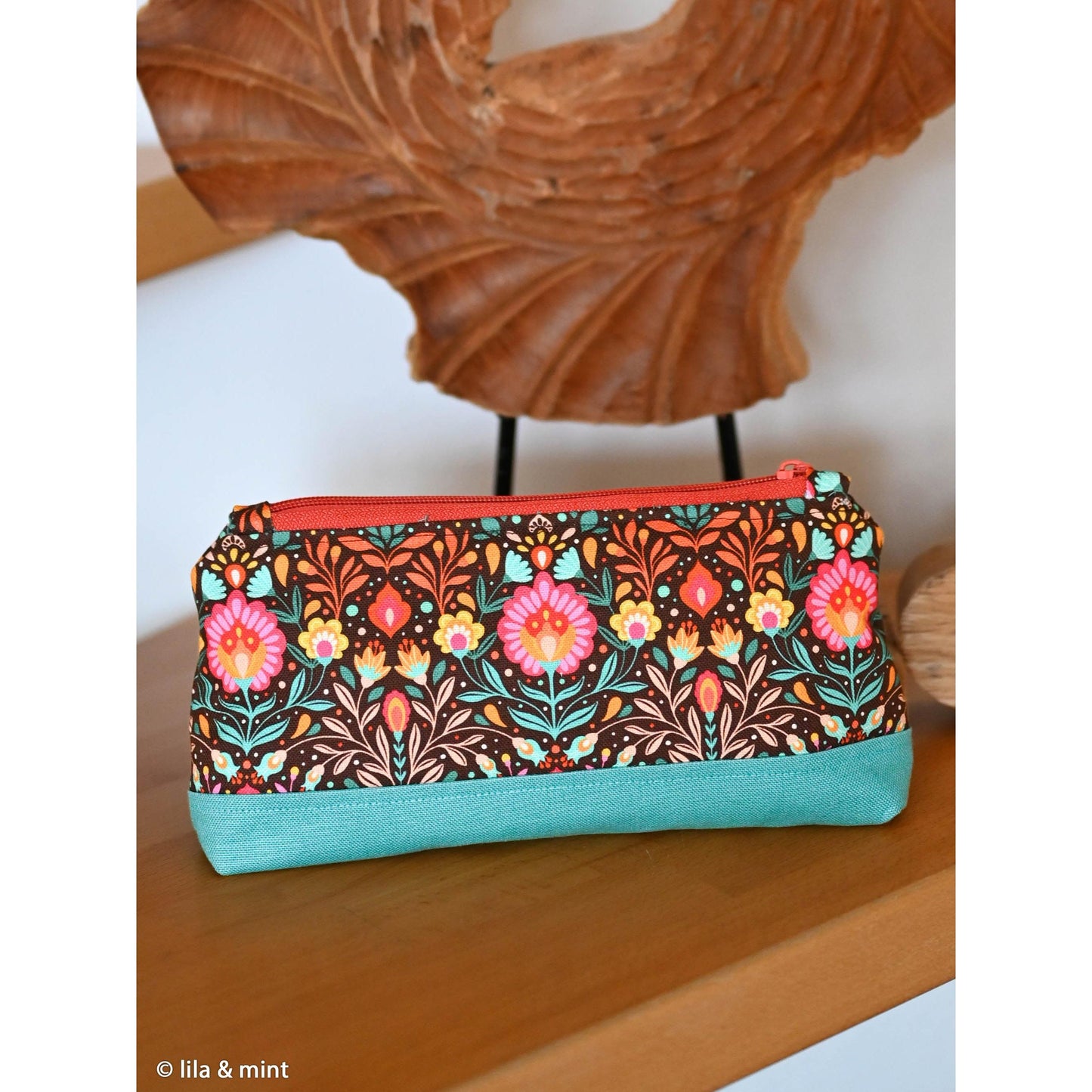 Robuster Baumwoll-Canvas mit buntem Folk-Blumenmuster im Retro- und Boho-Stil auf dunklem Hintergrund – ideal für Taschen, Dekorationen und kreative Nähprojekte.