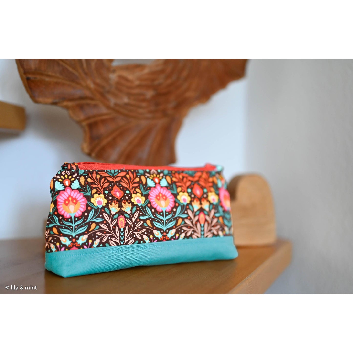 Robuster Baumwoll-Canvas mit buntem Folk-Blumenmuster im Retro- und Boho-Stil auf dunklem Hintergrund – ideal für Taschen, Dekorationen und kreative Nähprojekte.