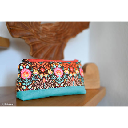Robuster Baumwoll-Canvas mit buntem Folk-Blumenmuster im Retro- und Boho-Stil auf dunklem Hintergrund – ideal für Taschen, Dekorationen und kreative Nähprojekte.