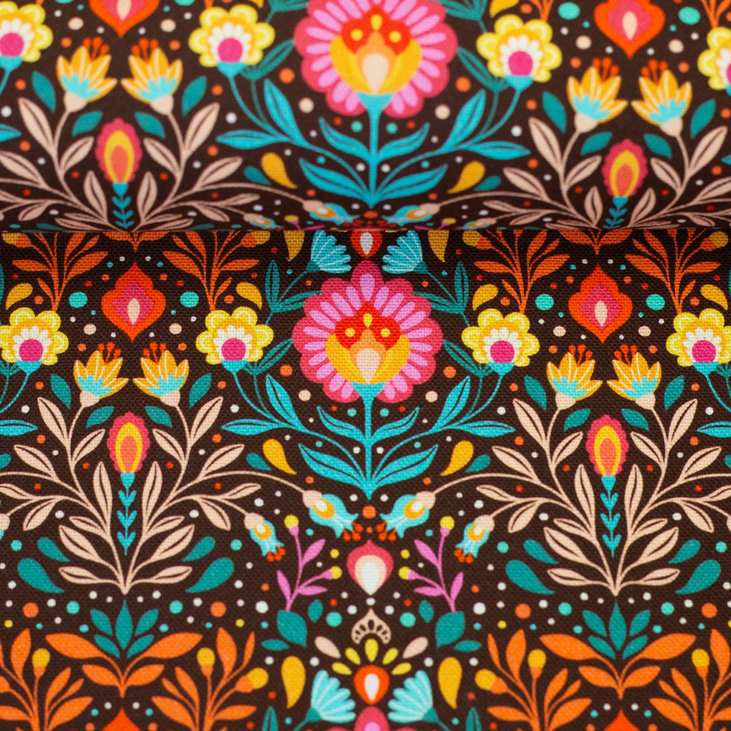 Robuster Baumwoll-Canvas mit buntem Folk-Blumenmuster im Retro- und Boho-Stil auf dunklem Hintergrund – ideal für Taschen, Dekorationen und kreative Nähprojekte.