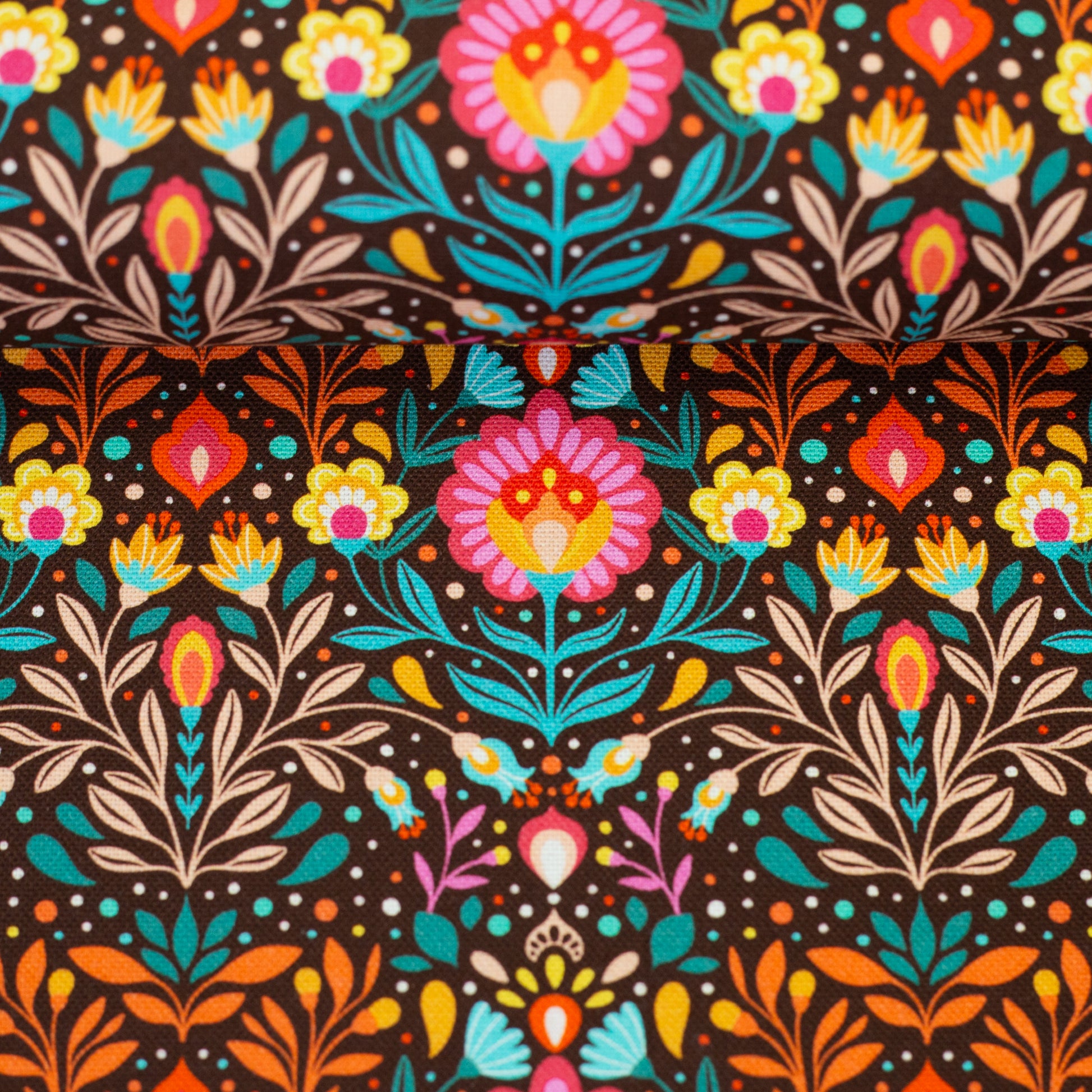 Robuster Baumwoll-Canvas mit buntem Folk-Blumenmuster im Retro- und Boho-Stil auf dunklem Hintergrund – ideal für Taschen, Dekorationen und kreative Nähprojekte.
