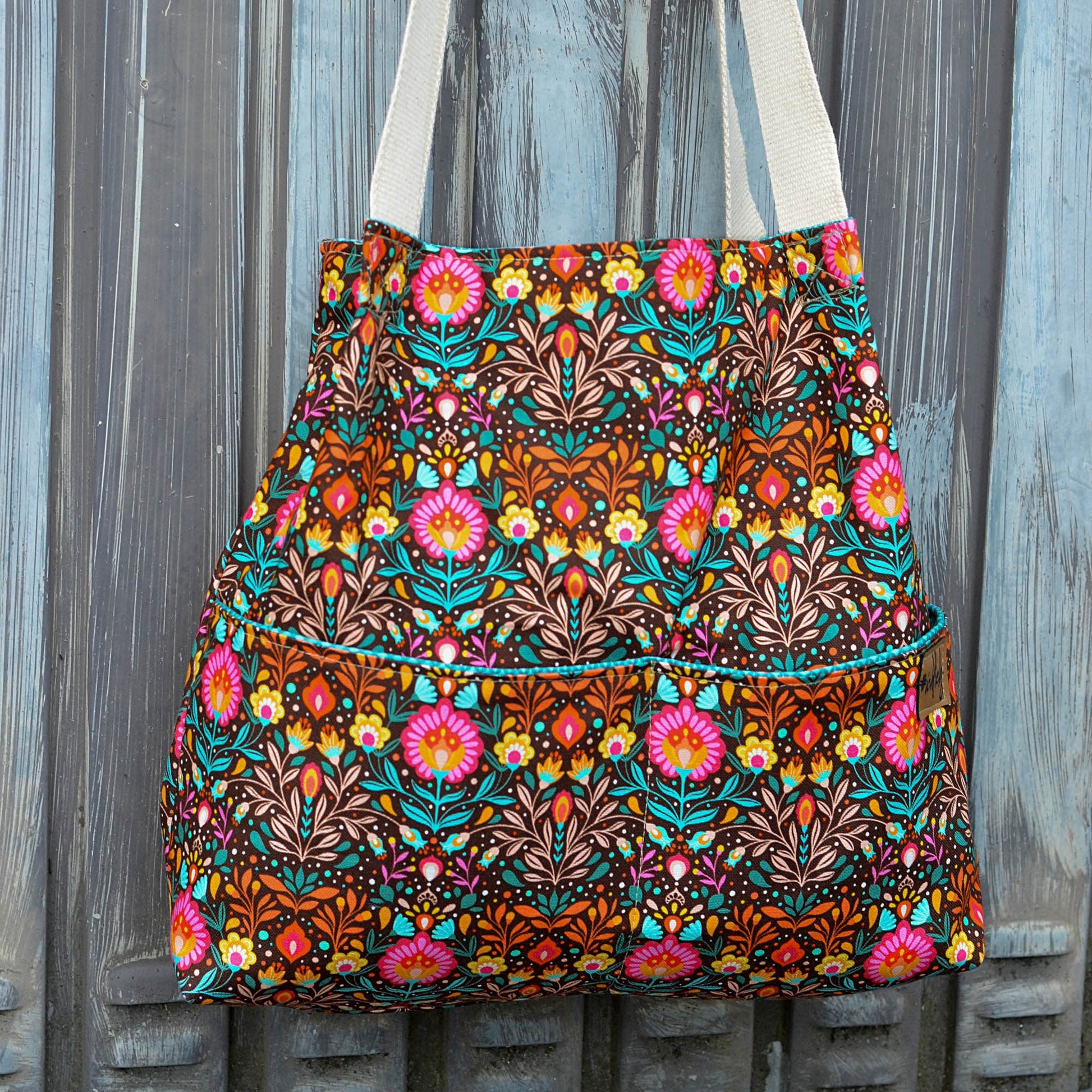 Robuster Baumwoll-Canvas mit buntem Folk-Blumenmuster im Retro- und Boho-Stil auf dunklem Hintergrund – ideal für Taschen, Dekorationen und kreative Nähprojekte.