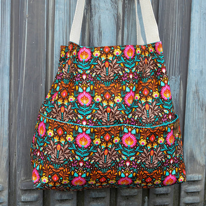 Robuster Baumwoll-Canvas mit buntem Folk-Blumenmuster im Retro- und Boho-Stil auf dunklem Hintergrund – ideal für Taschen, Dekorationen und kreative Nähprojekte.