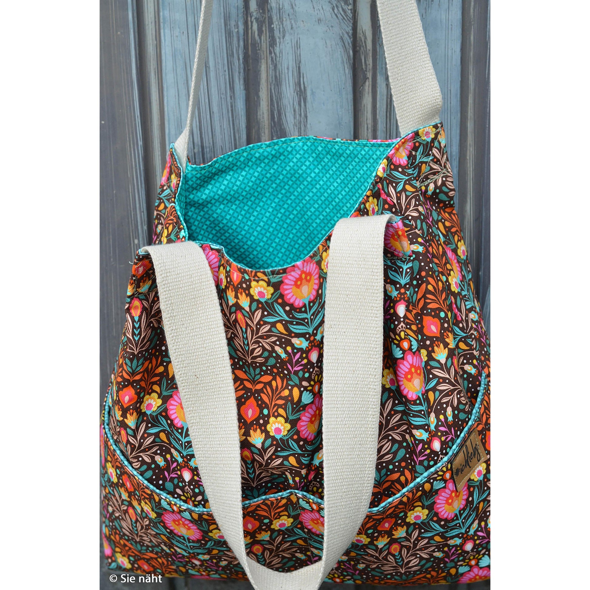 Robuster Baumwoll-Canvas mit buntem Folk-Blumenmuster im Retro- und Boho-Stil auf dunklem Hintergrund – ideal für Taschen, Dekorationen und kreative Nähprojekte.