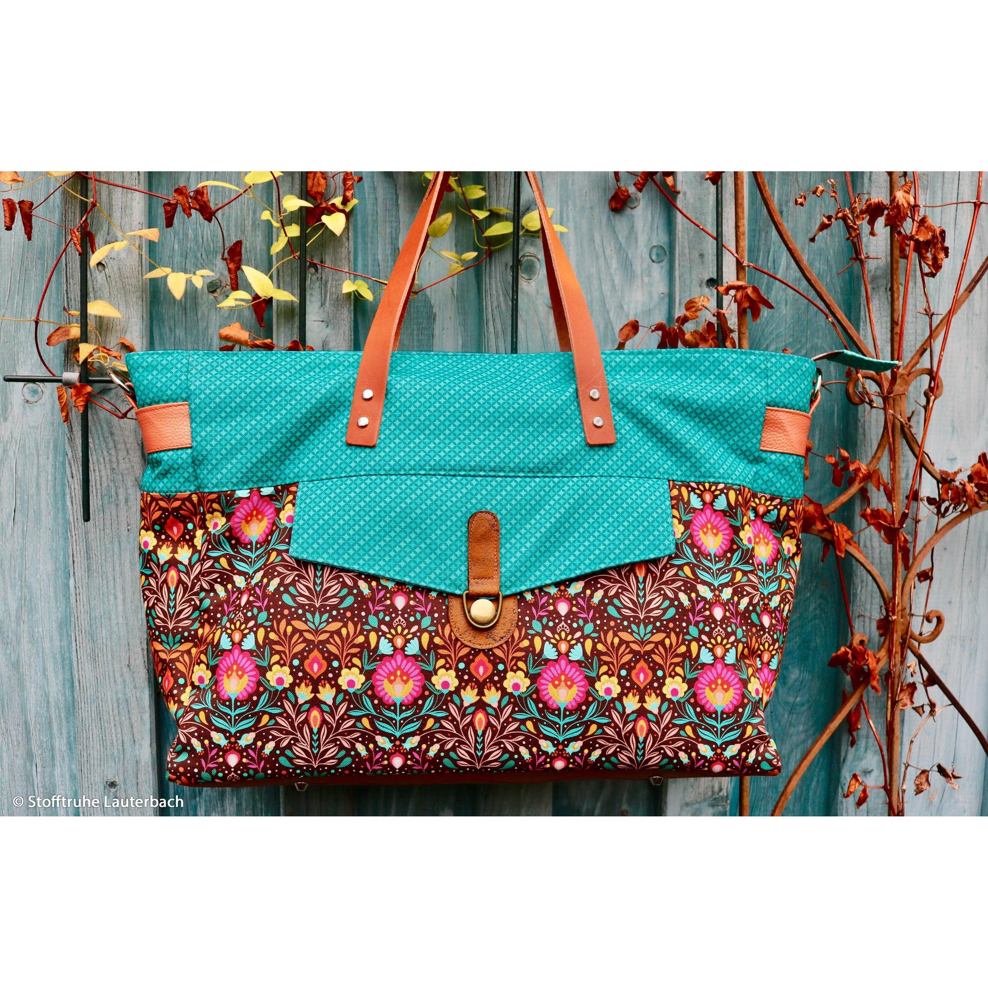 Robuster Baumwoll-Canvas mit buntem Folk-Blumenmuster im Retro- und Boho-Stil auf dunklem Hintergrund – ideal für Taschen, Dekorationen und kreative Nähprojekte.