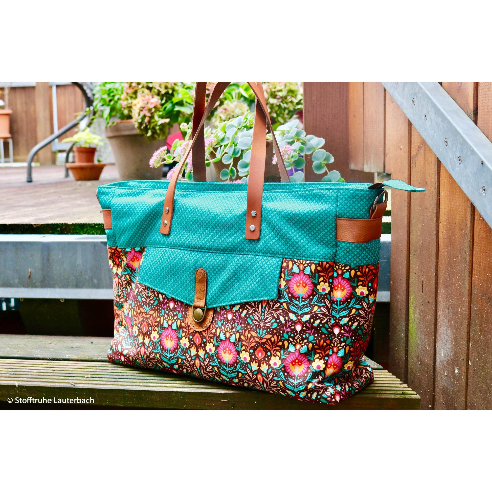 Robuster Baumwoll-Canvas mit buntem Folk-Blumenmuster im Retro- und Boho-Stil auf dunklem Hintergrund – ideal für Taschen, Dekorationen und kreative Nähprojekte.