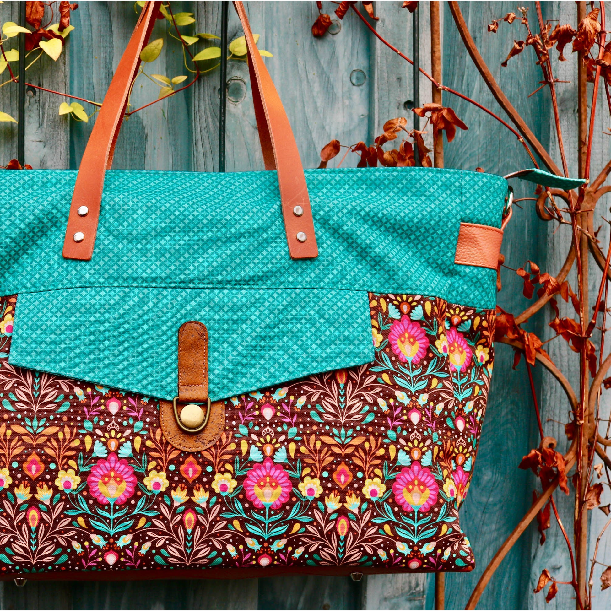 Robuster Baumwoll-Canvas mit buntem Folk-Blumenmuster im Retro- und Boho-Stil auf dunklem Hintergrund – ideal für Taschen, Dekorationen und kreative Nähprojekte.