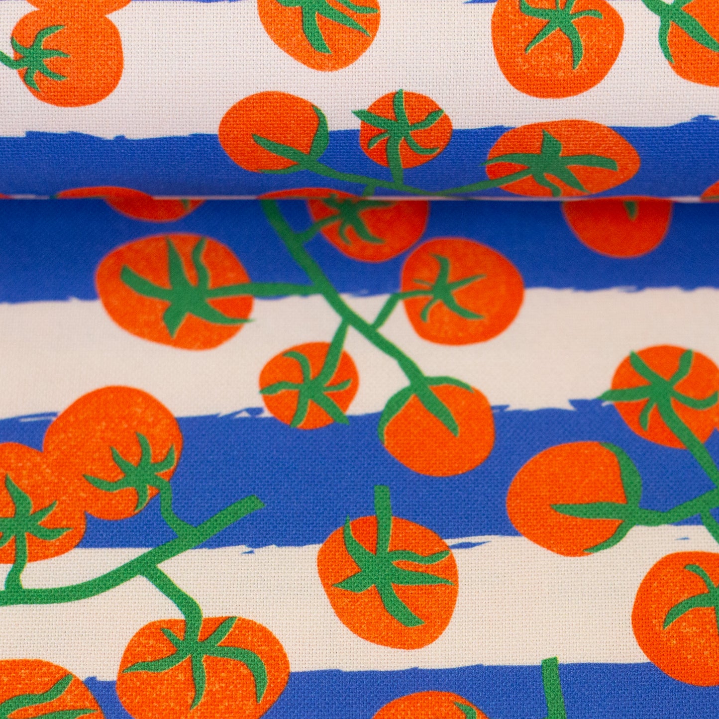 Canvas aus 100 % Baumwolle mit roten Kirschtomaten auf blau-weiß gestreiftem Hintergrund – robuster Dekostoff von Swafing für Taschen, Küchenaccessoires und Wohnideen.