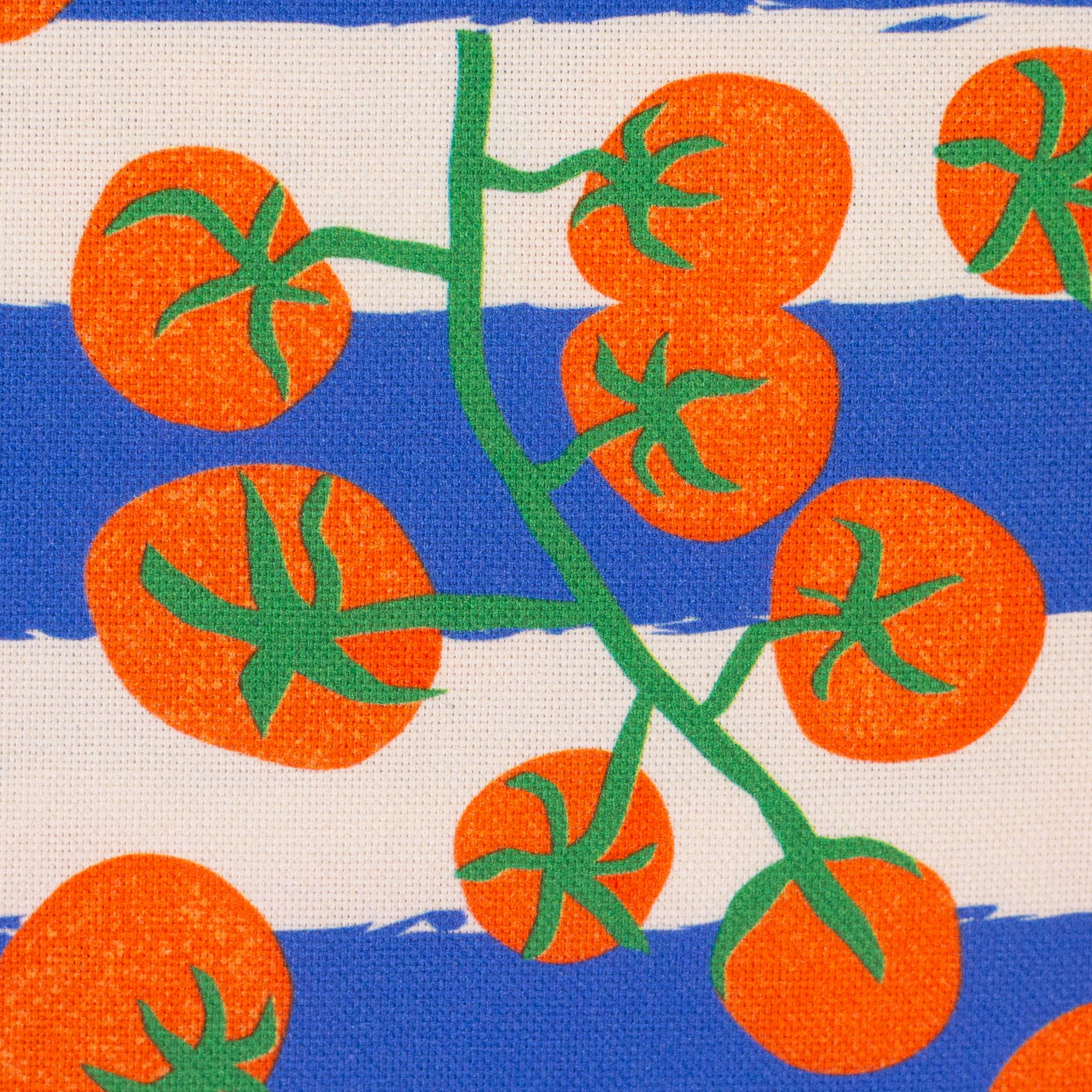 Canvas aus 100 % Baumwolle mit roten Kirschtomaten auf blau-weiß gestreiftem Hintergrund – robuster Dekostoff von Swafing für Taschen, Küchenaccessoires und Wohnideen.