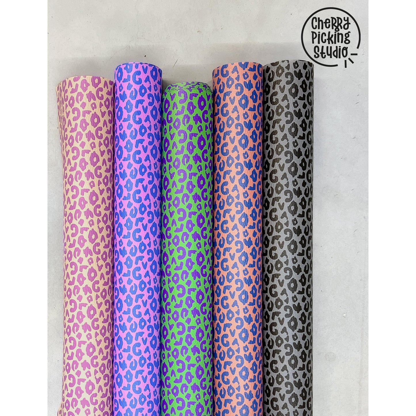 Hochwertiges Kunstleder „Brush & Wild Leo“ by Cherry Picking mit moderner Leo-Optik – ideal für Taschen, Accessoires und kreative Nähprojekte.