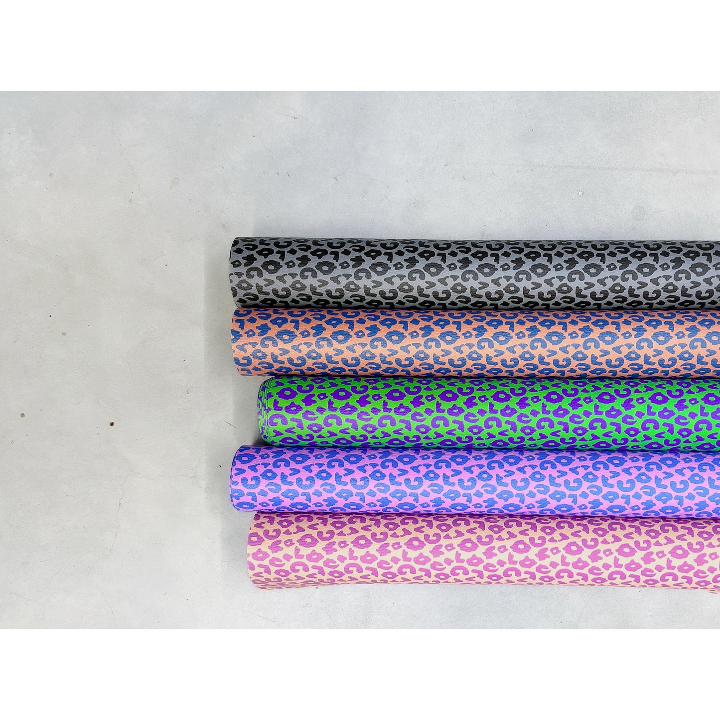 Hochwertiges Kunstleder „Brush & Wild Leo“ by Cherry Picking mit moderner Leo-Optik – ideal für Taschen, Accessoires und kreative Nähprojekte.