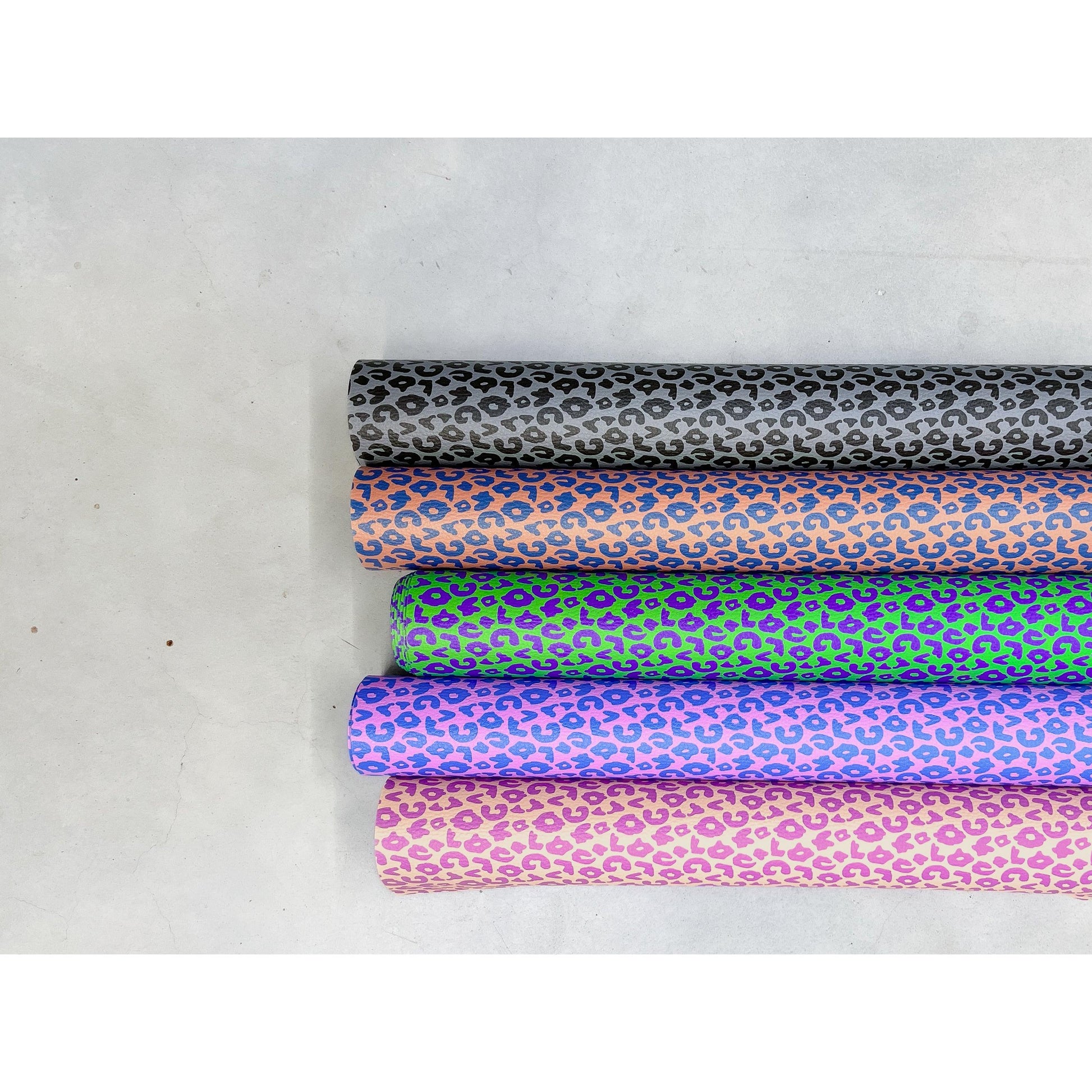Hochwertiges Kunstleder „Brush & Wild Leo“ by Cherry Picking mit moderner Leo-Optik – ideal für Taschen, Accessoires und kreative Nähprojekte.