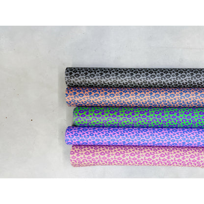 Hochwertiges Kunstleder „Brush & Wild Leo“ by Cherry Picking mit moderner Leo-Optik – ideal für Taschen, Accessoires und kreative Nähprojekte.