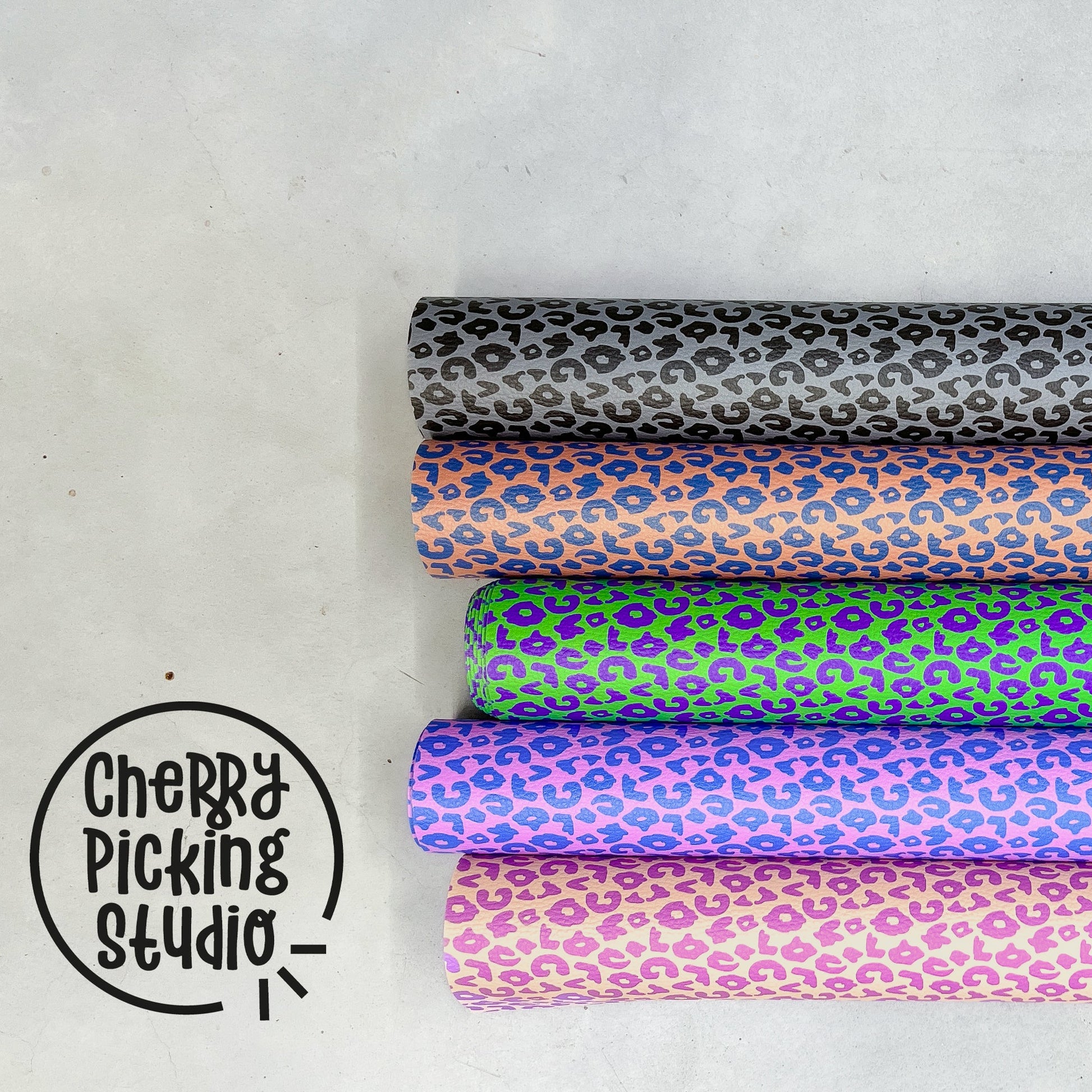 Hochwertiges Kunstleder „Brush & Wild Leo“ by Cherry Picking mit moderner Leo-Optik – ideal für Taschen, Accessoires und kreative Nähprojekte.