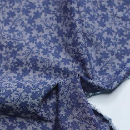 Chambray Denim aus 100 % Baumwolle mit feinem floralen Muster in Blautönen für Kleider, Blusen und Röcke