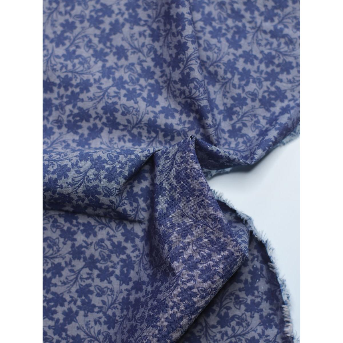 Chambray Denim aus 100 % Baumwolle mit feinem floralen Muster in Blautönen für Kleider, Blusen und Röcke