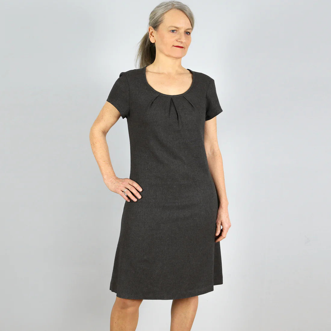 FRAU AMELAND • Kleid mit Falten am Ausschnitt  / Papierschnitt