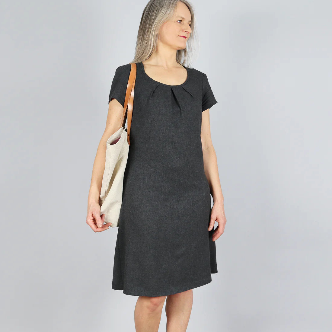 FRAU AMELAND • Kleid mit Falten am Ausschnitt  / Papierschnitt