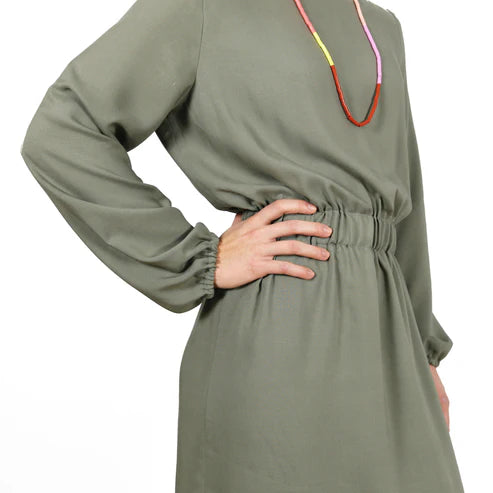 Frau Sanja • Kleid mit Gummizügen / Papierschnitt