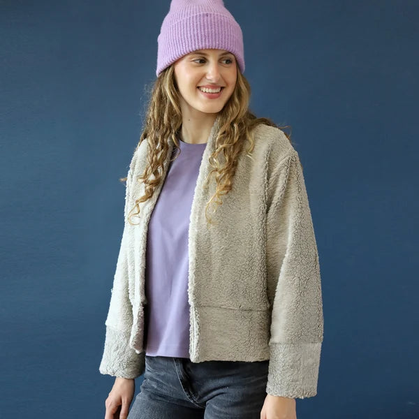 Cardigan FRAU TILDA, Papierschnitt für Damen in XS bis XXL, mit angeschnittenem Kragen, breiten Bündchen und offener Form ohne Verschluss.