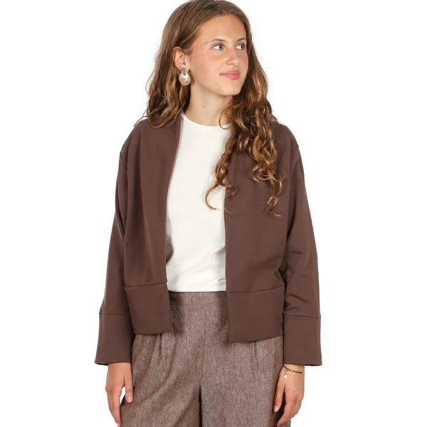 Cardigan FRAU TILDA, Papierschnitt für Damen in XS bis XXL, mit angeschnittenem Kragen, breiten Bündchen und offener Form ohne Verschluss.